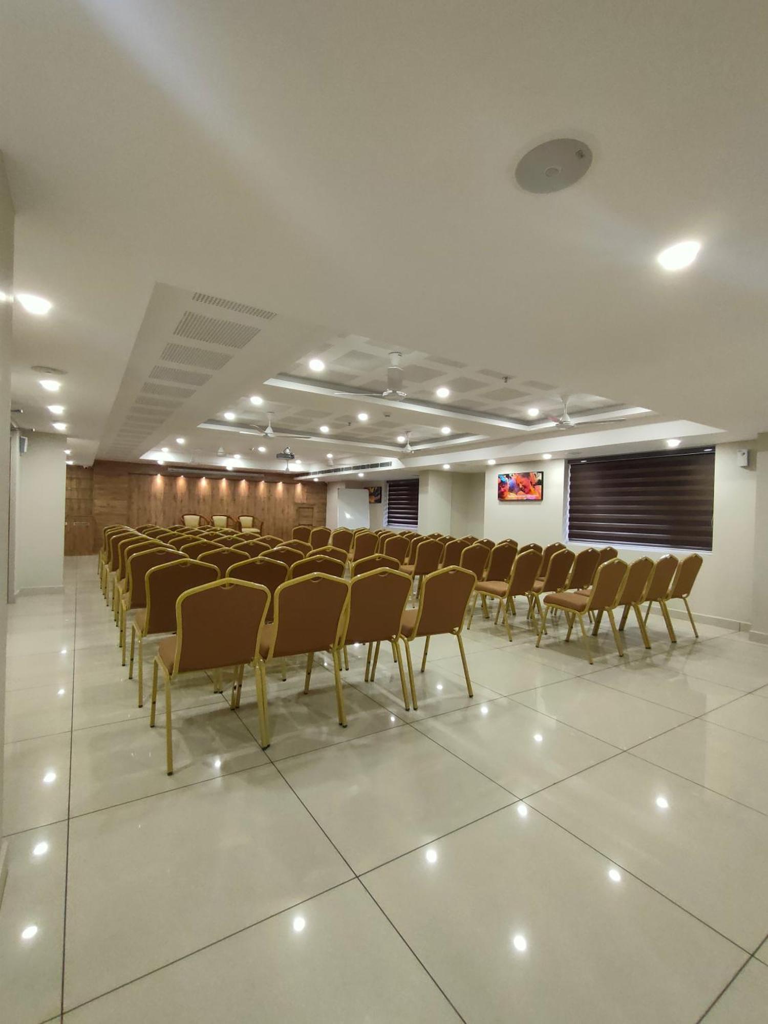 Lumbini Supreme Hotel Thrissur Exterior photo